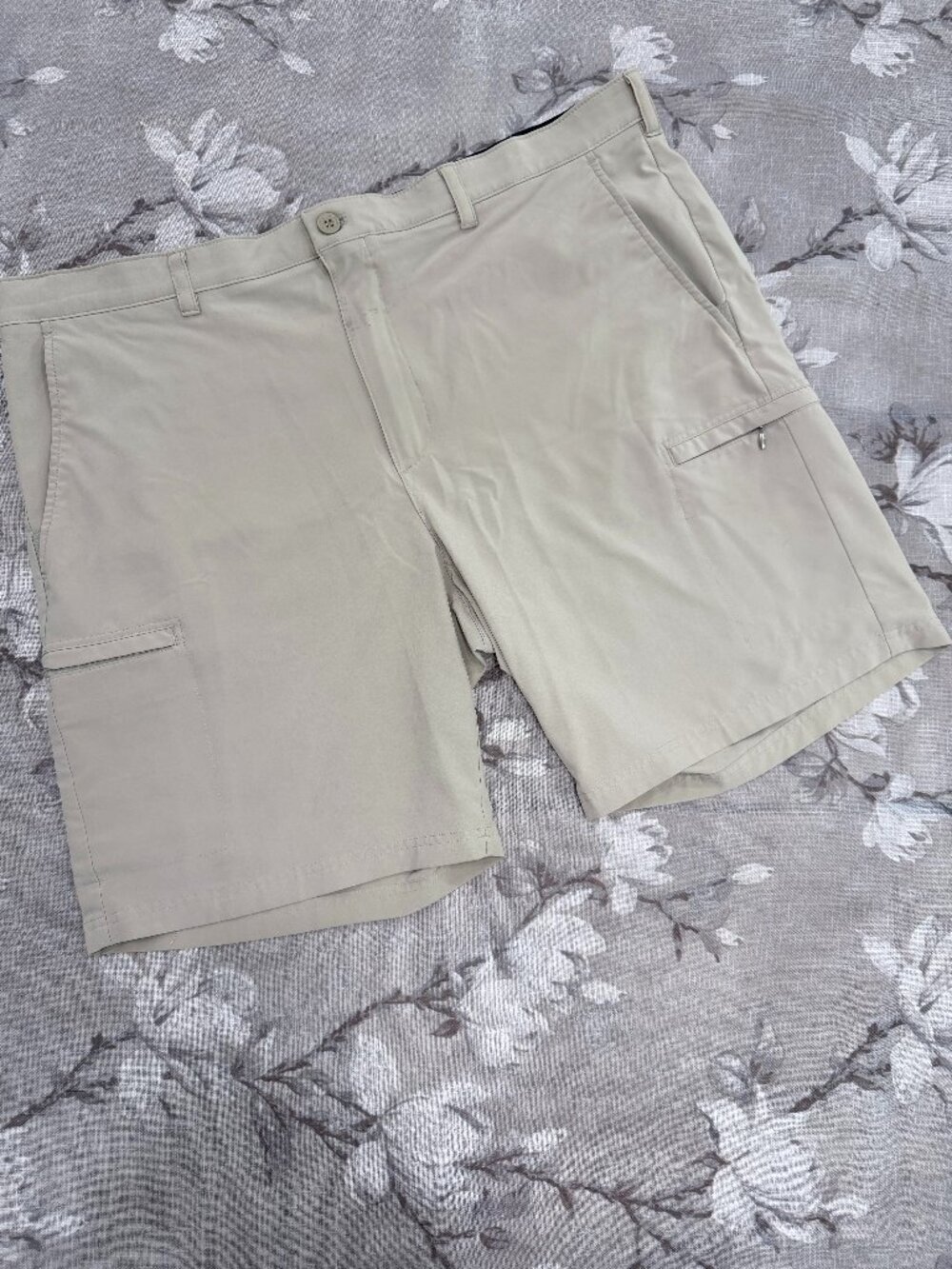 IZOD Golf Performance Cargo Shorts 42W Khaki Stretch Travel Golf Casual